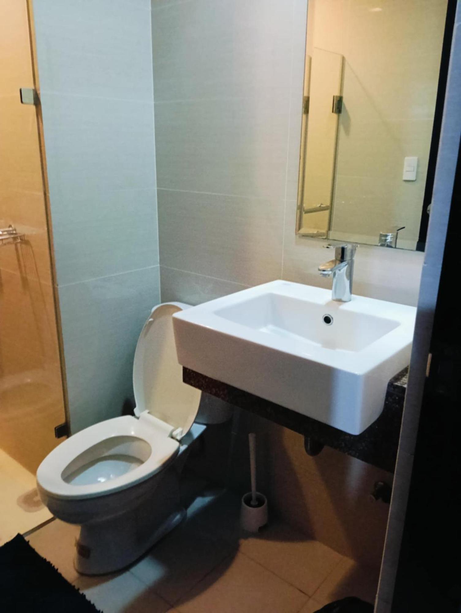 81 Newport Boulevard Cluster 4 - 8F Across Naia Airport, Terminal 3 Pasay Exteriör bild